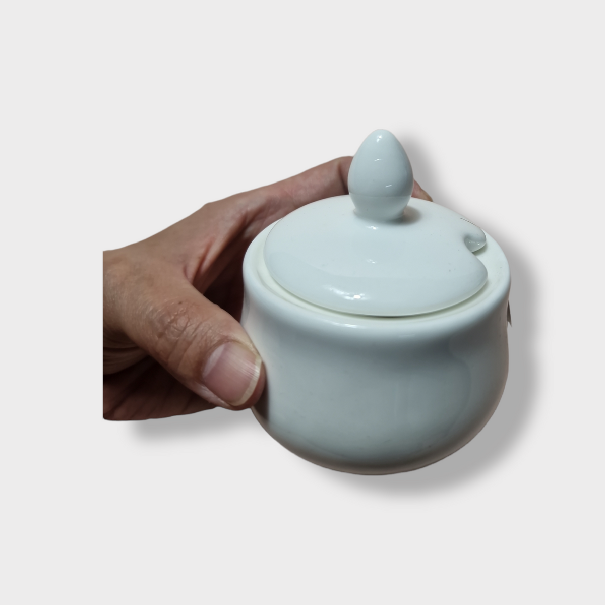 porslin skål med lock